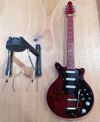 Queen - Brian May - Signed BMG Red Special Guitar - Scale Model - Oggetto decorativo - 2022 - Con firma autografa