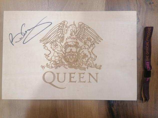 Queen - Brian May - Wooden Tablet - Engraved - Signed by Brian May - Memorabilia firmato (autografo originale) - 20232023