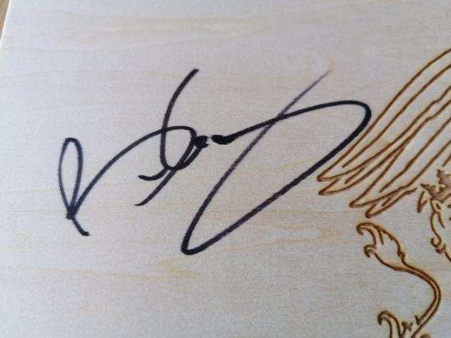 Queen - Brian May - Wooden Tablet - Engraved - Signed by Brian May - Memorabilia firmato (autografo originale) - 20232023