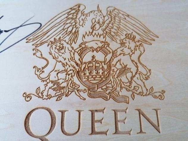 Queen - Brian May - Wooden Tablet - Engraved - Signed by Brian May - Memorabilia firmato (autografo originale) - 20232023