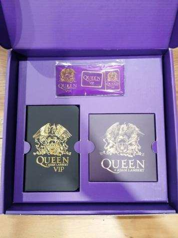 Queen - Queen  Adam Lambert - VIP Pack - Limited Edition - Titoli vari - Articolo memorabilia merce ufficiale - Varie incisioni (come mostrato in des