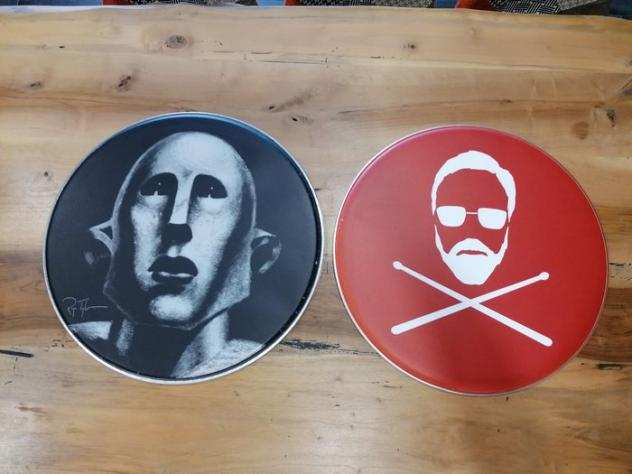 Queen - Roger Taylor - News of the World, Jolly Roger - 2x Drumskin  Drumhead - Limited Edition - Multiple titles - Articolo memorabilia merce uffici