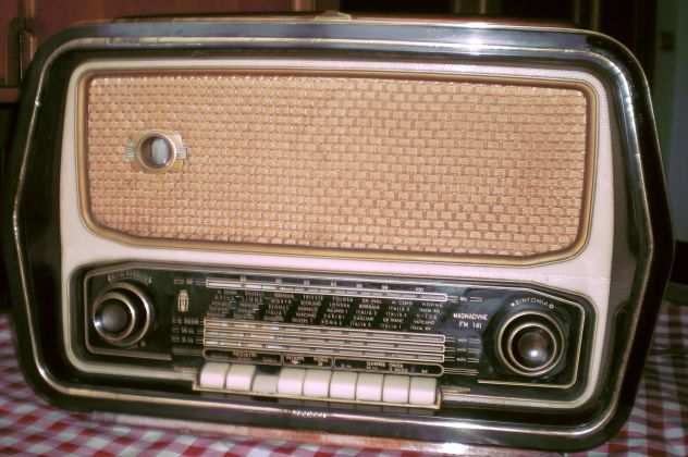 Radio a valvole con giradischi