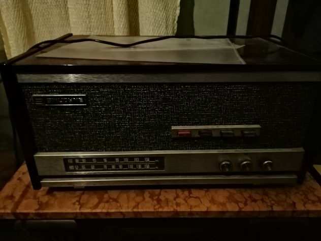 Radio con giradischi sinuoyne fine anni 60