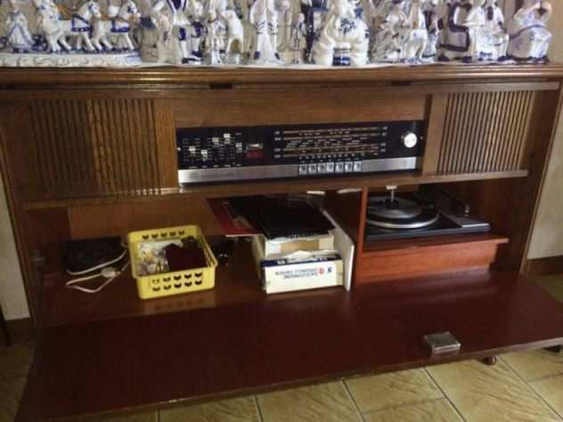 Radio con mobile antico