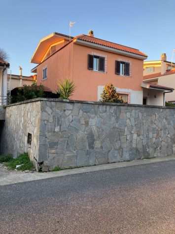 RIF. 100 FRONTE VILLAGGIO COPPOLA - VILLA 3 LIVELLI CON GIARDINO