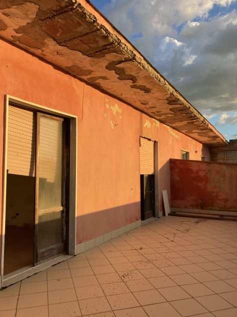 RIF 125 LAGO PATRIA - LOCALE COMM. 4 APPARTAMENTI FRONTE STRADA CON CORTILE