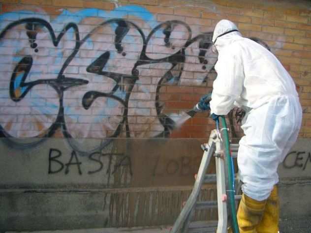 Rimozione Graffiti da muri di condomini e aziende ed enti
