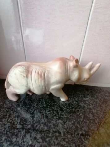 Rinoceronte in steatite (pietra saponaria)