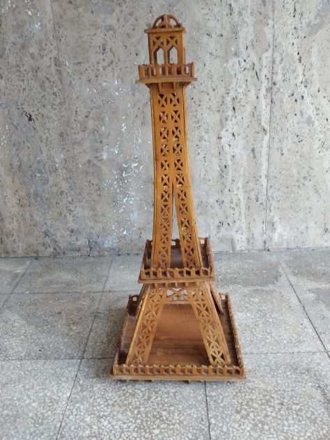 riproduzione in legno della torre Eiffel di Parigi alta circa 65 cm