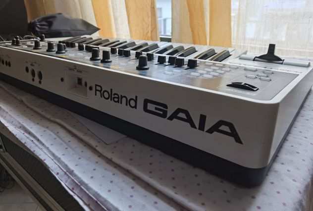Roland Gaia SH 01