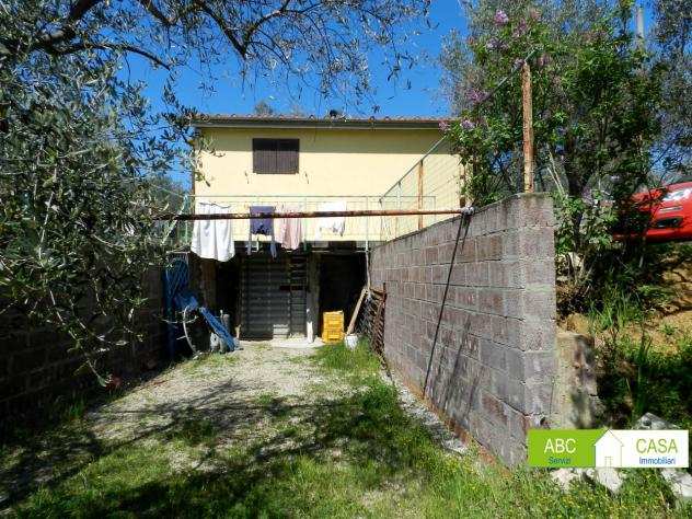 Rosignano Marittimo - Rif. R1018. Terreno agricolo con annesso di c.ca 30 mq al piano, composto da un piano terra di due stanze con cucina, e bagno. S