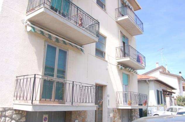 Rosignano Solvay - Rif. R0271. Appartamento piano rialzato composto da ingresso, soggiorno, cucinotto, balcone finestrato con accesso esterno, due cam