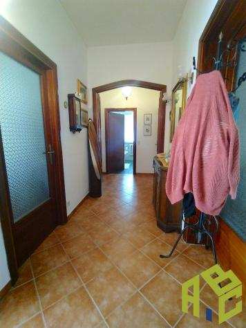 Rosignano Solvay - Rif. R1543. Zona Centrale. In fabbricato senza spese condominiali con ingresso comune a tre, appartamento in posizione angolare, pi