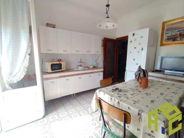 Rosignano Solvay - Rif. R1543. Zona Centrale. In fabbricato senza spese condominiali con ingresso comune a tre, appartamento in posizione angolare, pi