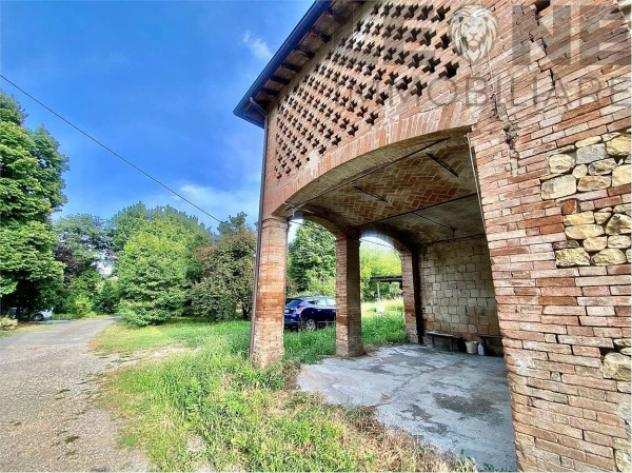 Rustico  Casale di 250 msup2 con piugrave di 5 locali in vendita a Castelvetro di Modena