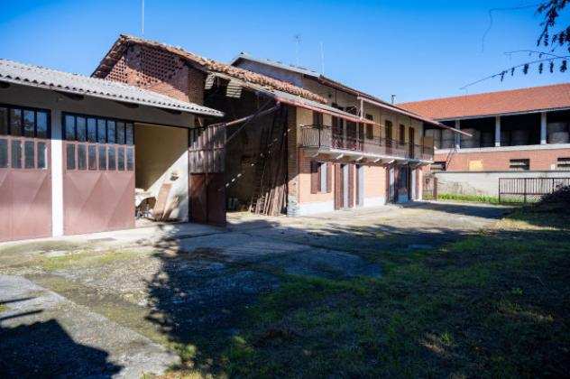 Rustico  Casale di 331 msup2 con piugrave di 5 locali e box auto doppio in vendita a Villafranca Piemonte