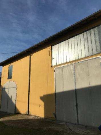 Rustico  Casale di 400 msup2 con piugrave di 5 locali e box auto doppio in vendita a Modena