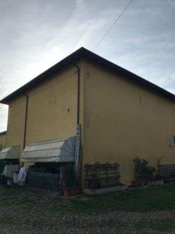 Rustico  Casale di 400 msup2 con piugrave di 5 locali e box auto doppio in vendita a Modena