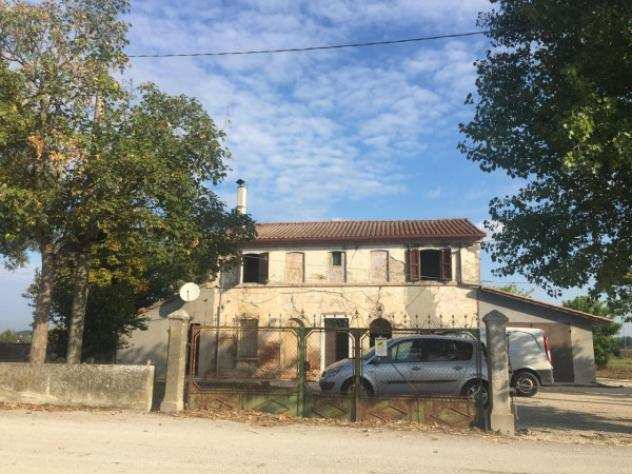 Rustico  Casale di 400 msup2 con piugrave di 5 locali in vendita a Ravenna