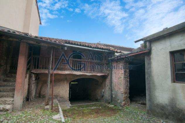 Rustico  Casale di 420 msup2 con piugrave di 5 locali in vendita a Cazzano SantAndrea