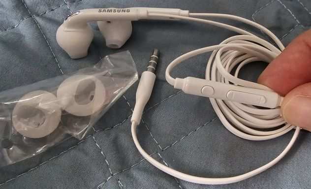 Samsung auricolari stereo a filo con pulsanti di controllo, con presa mini jack