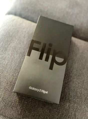 Samsung Galaxy Z FLIP 4 , 256 Gb, telefono cellulare pieghevole.