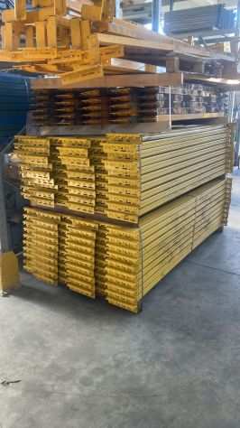 scaffali