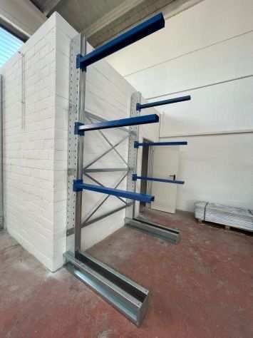 SCAFFALI CANTILEVER PER MERCI IN ORIZZONTALE