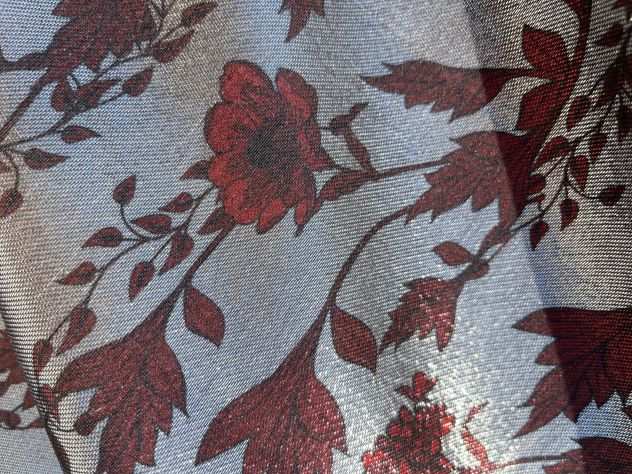 Scampolo tessuto floreale rosso su sfondo argento