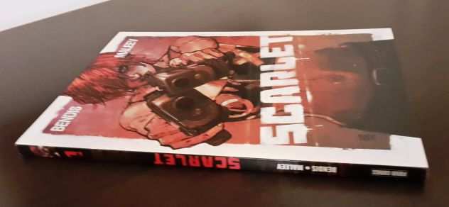 SCARLET PRIMO VOLUME 1, BENDIS-MALEEV, PANINI COMICS 2011.