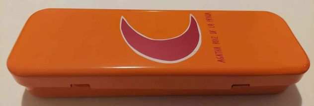 Scatola con coperchio color arancione in metallo e logo Agatha Ruiz De La Prada