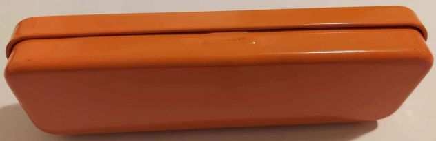 Scatola con coperchio color arancione in metallo e logo Agatha Ruiz De La Prada