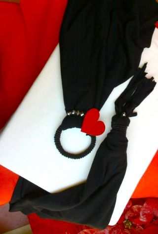 Sciarpa gioiello nera con cuore rosso O Coprispalla