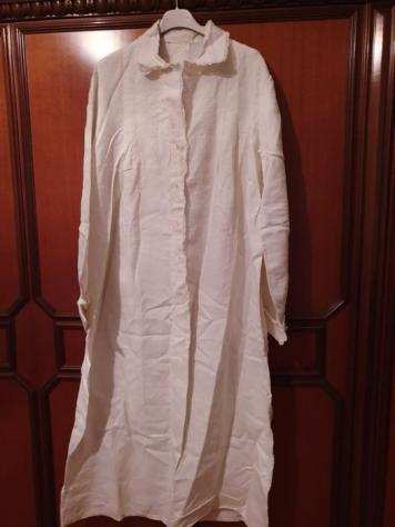 Sconosciuto - Antica camicia da notte in lino ricamata a mano - 1930-1939 - Italia