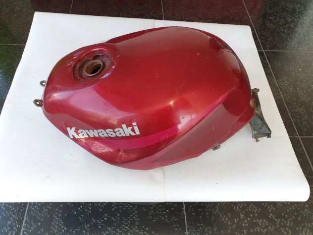 SERBATOIO CARBURANTE KAWASAKI CON RUGGINE