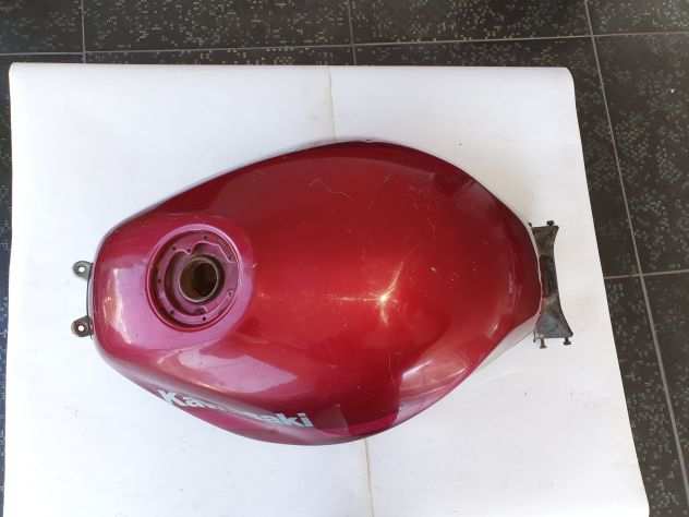 SERBATOIO CARBURANTE KAWASAKI CON RUGGINE