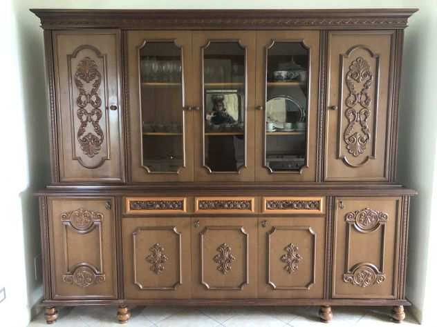 Set di credenza a vetrina e alzata decorata