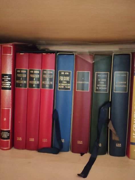 Set di volumi usati di storia contemporanea