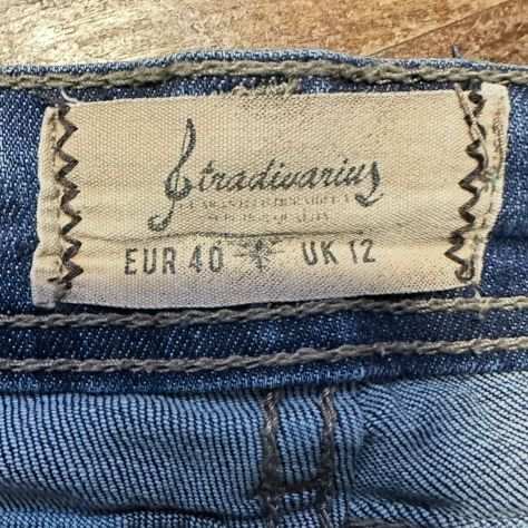 Shorts di jeans Stradivarius, taglia 40 (EUR) Descrizione Shorts di jeans Stra