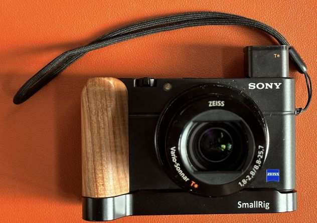 Sony Zeiss RX100 III con impugnature Small Rig e Sony AG-R2