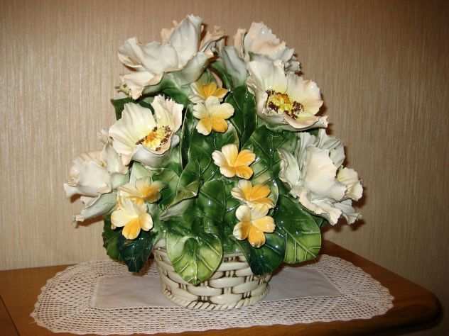 Sopramobile in ceramica cestino di fiori