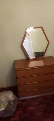 Specchio e cassettiera