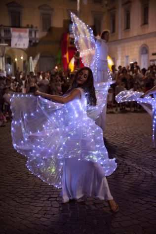 spettacolo trampolieri ali luminose