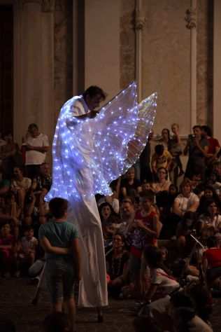 spettacolo trampolieri ali luminose