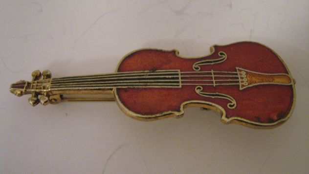 Spilla a forma di violino in metallo e smalto anni quot50 - 60quot