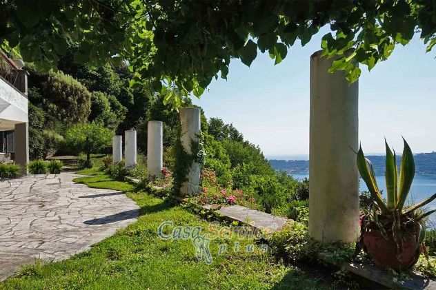 Splendida villa con vista sul lago