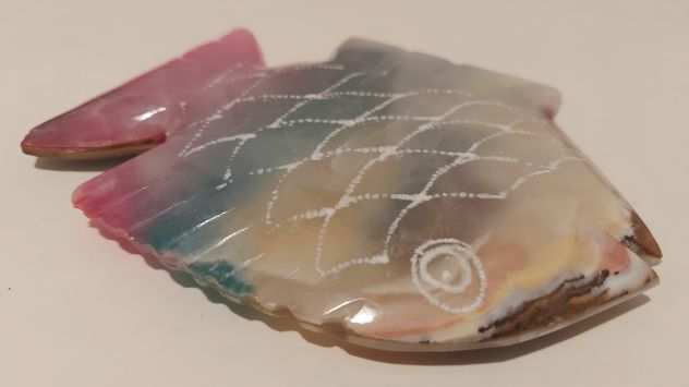 Splendido Pesce in minerale di agata corniola in varie sfumature di colori