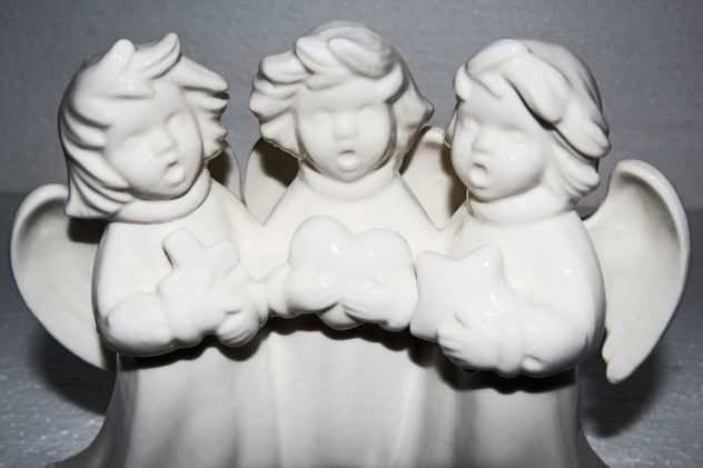 Statua ANGELI IN CORO in ceramica lucida