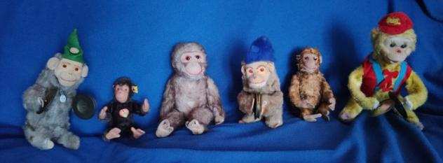 Steiff, Max Carl, Illfelder e Schuco - Giocattolo di peluche Lotto di 6 scimmiette 3 meccaniche con piatti e 3 in peluche non meccaniche - 1950-1960